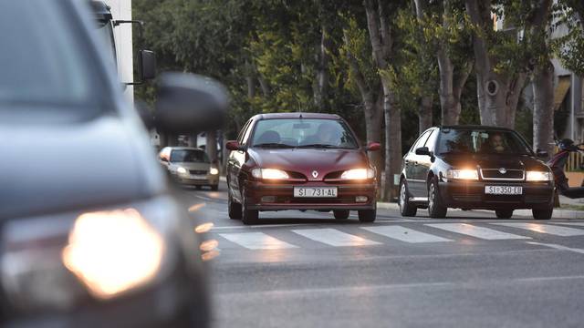 Od danas vozači moraju imati upaljena svjetla na automobilima