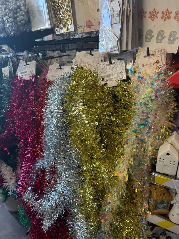 FOTO Trgovci su izvukli božićne ukrase! Pogledajte što se nudi, snježne kugle idu i za 74 eura...