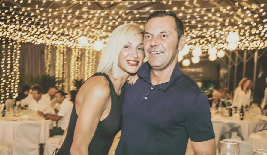 Na prvom vjenčanju Ana Gruica nosila je čipkastu kapicu na glavi, a u ruci buket suncokreta