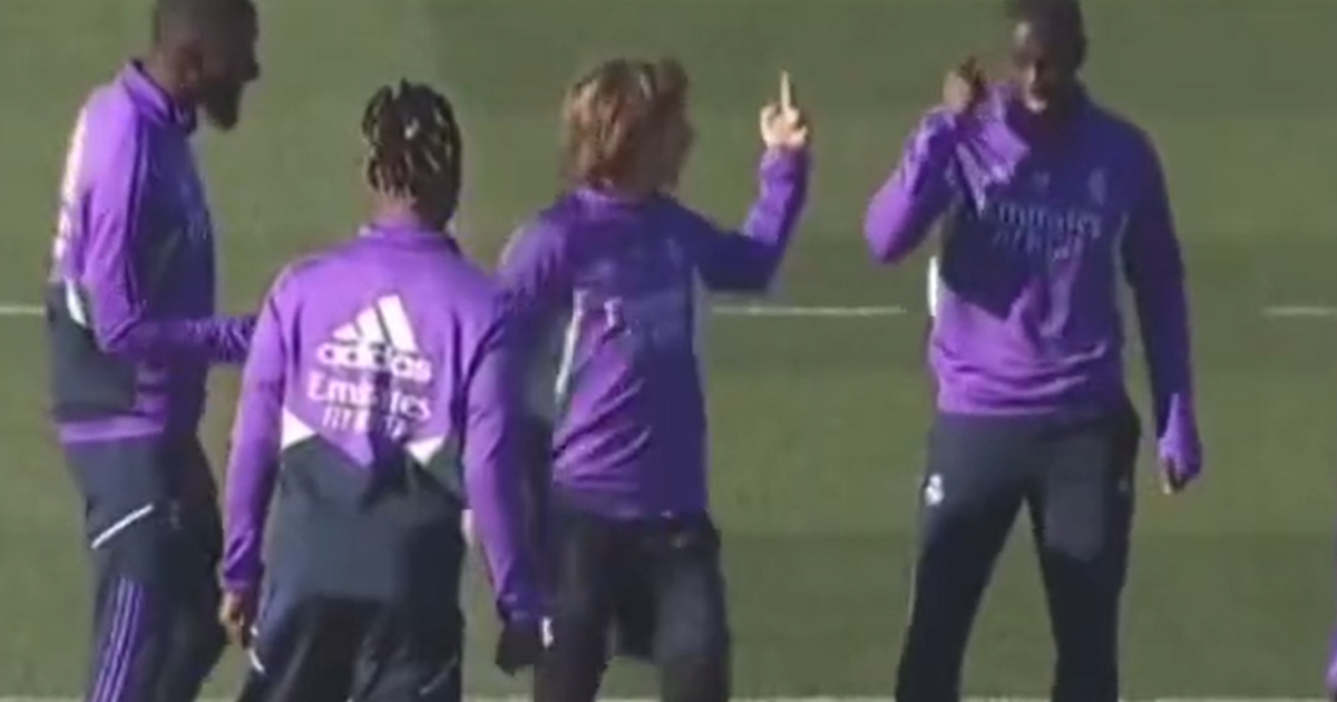 Modrić showed his middle finger to his teammate