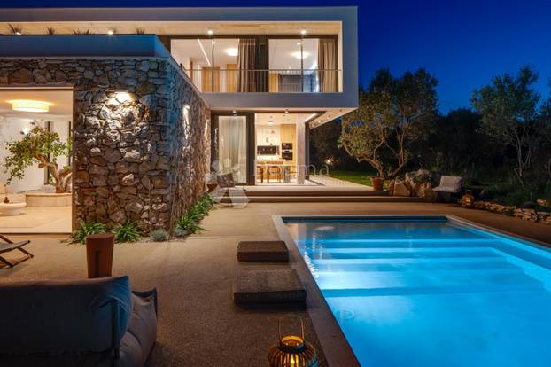 FOTO Nikad viđeno! Prodaje se vila na Šolti. Stoljetna maslina vam raste kraj kauča. Evo cijene