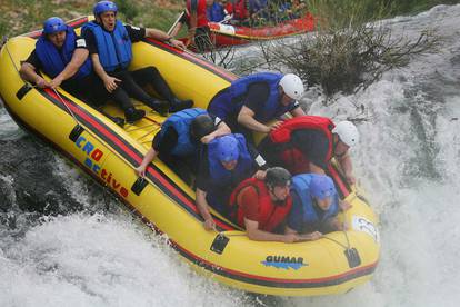 ARHIVA - Ministri sudjelovali na prvoj rafting regati "Zrmanja 2006"