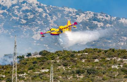 Kod Metkovića, Čilipa i Orebića gase kanaderi i airtracktori