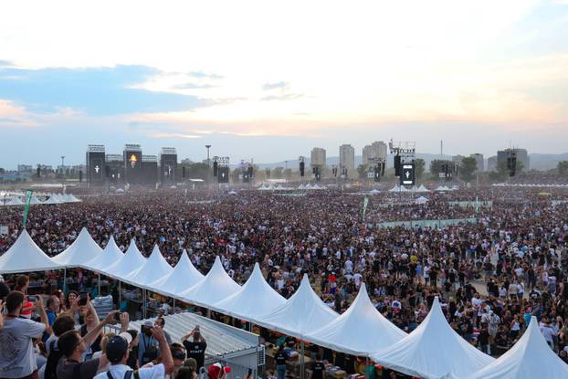 Zagreb: Obožavatelji zauzimaju mjesta unutar Hipodroma uoči početka koncerta