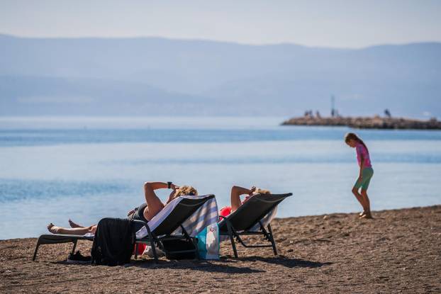 Omiš: Ljetni ugođaj na gradskoj plaži