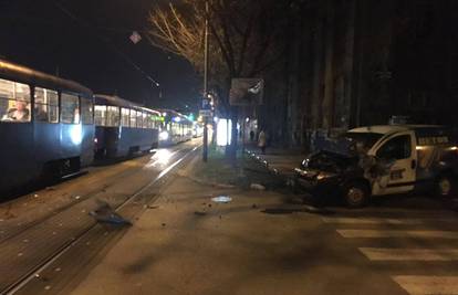 Sudarili se tramvaj i dostavno vozilo: 'Putnici su padali...'