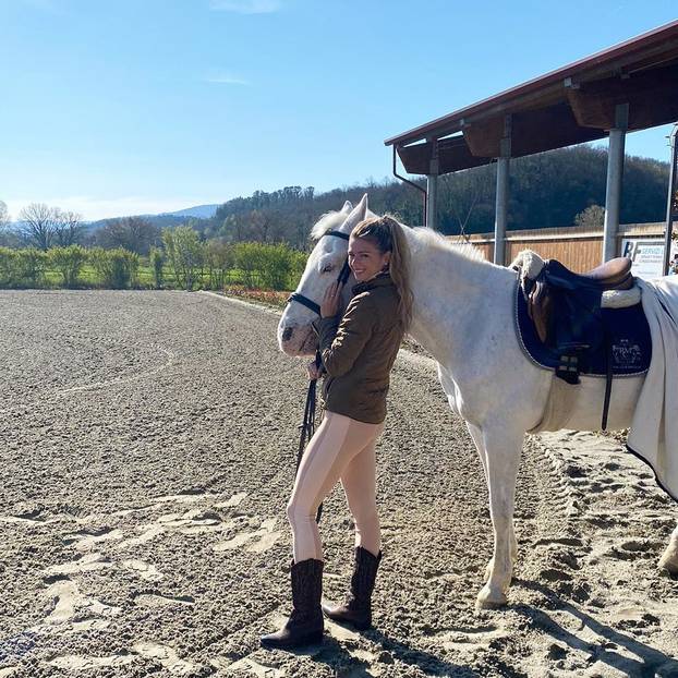 FOTO Talijanka napustila tenis, navukla tangice i postala model