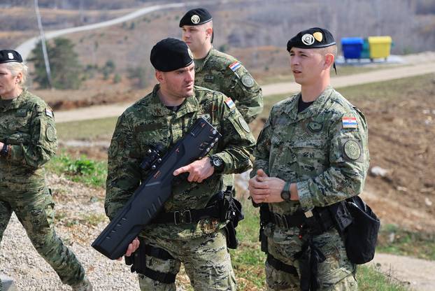 Ministar Anušić i general Kundid na prvom danu TVO-a na Slunju