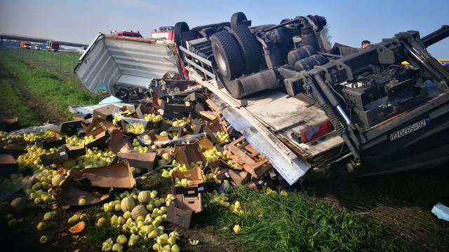 Vozač ozlijeđen: Sletio s ceste, iz kamiona ispalo voće i povrće
