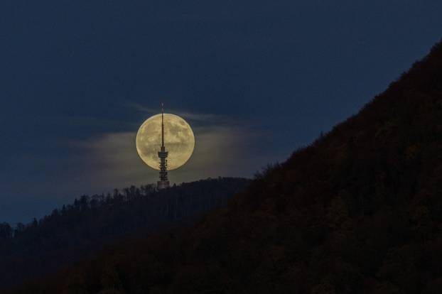 Zagreb: Pun Mjesec izlazi iza sljemenskog tornja