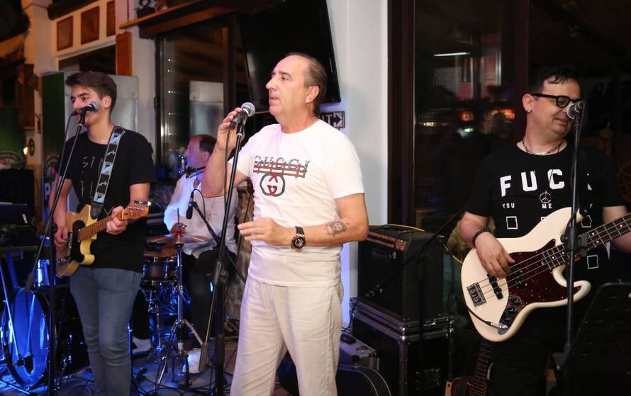 Odolio iskušenju: Grdi nije virio u bujni dekolte Nives Celzijus