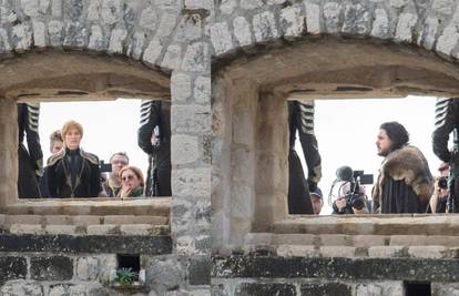 Jon Snow i Cersei snimaju na kuli Bokar, štite ih kišobranima
