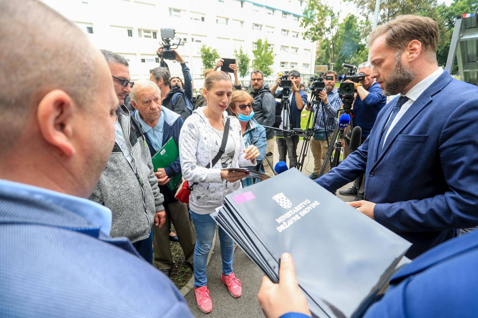 Zagreb: Ministar Banozić uručio Rješenja za građane smještene u Studentskom domu