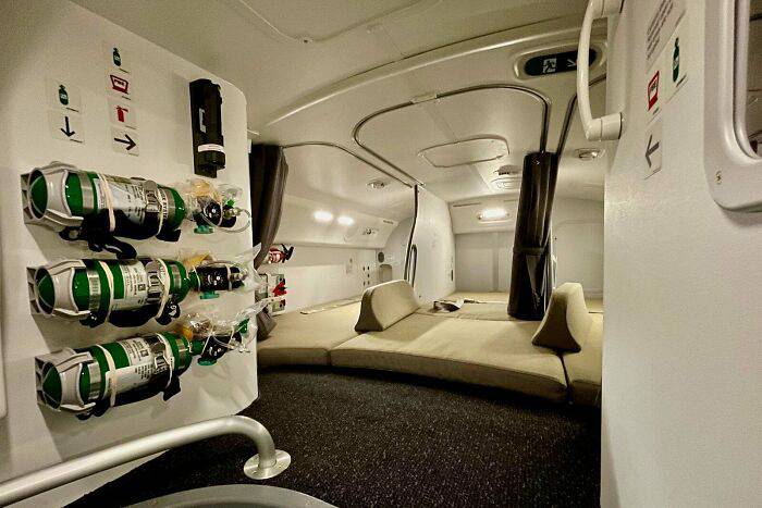 Evo gdje spava posada: Zavirite u tajnu prostoriju u zrakoplovu