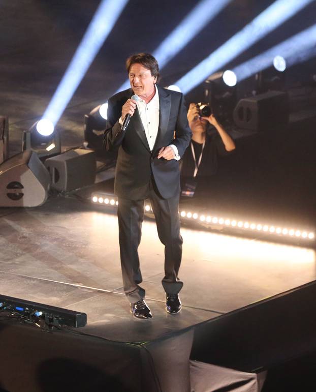 Beograd: Nastup Zdravka Čolića u pratnji Simfonijskog orkestra na svečanom otvorenju  Plave dvorane Sava Centra 