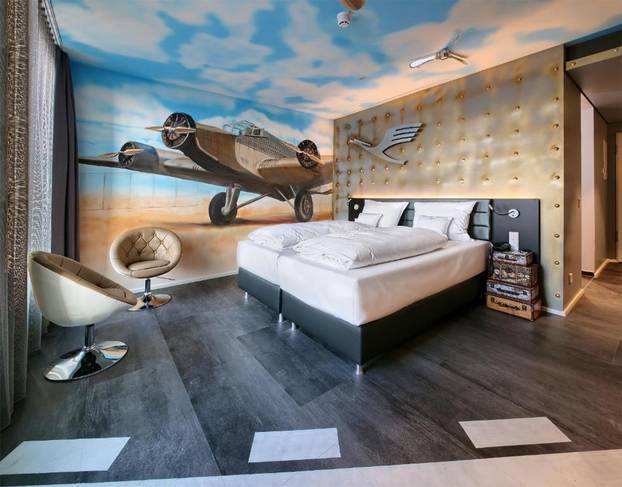 FOTO Jedinstveni hotel za ljubitelje auta: Noć provodite u preuređenim vozilima