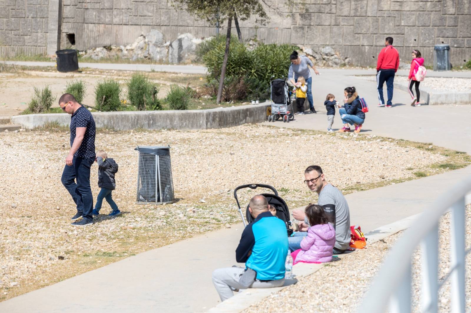 Rijeka: Građani uživaju na plaži u sunčanom danu