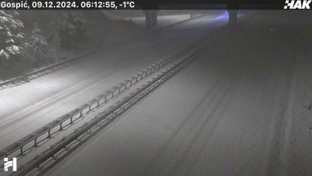 FOTO Pogledajte kako izgledaju ceste kroz Liku!  Pada snijeg, za kamione zatvoreno prema Rijeci