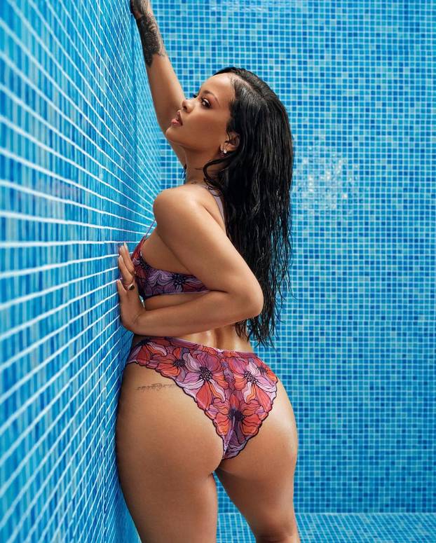 Ayy, mamacita! Rihanna mokra do kože najavila nestašno ljeto
