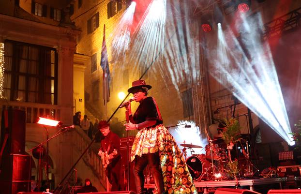 Šibenik:  Britanski trip-hop bend Morcheeba uveo je šibencane i njihove goste u novu 2026.godinu