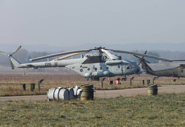 Zagreb: Ministar Banožić u Lučkom obišao radove na hangarima za helikoptere Blackhawk