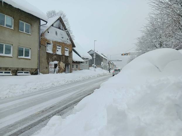 FOTO Gusti snijeg zatrpao Liku i Gorski kotar: Nestalo je struje!