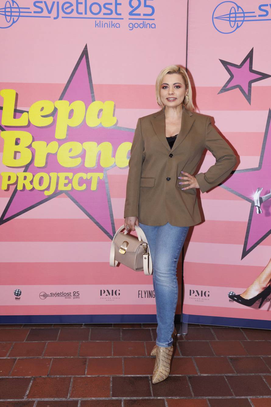 Brojni gledatelji stigli na predstavu Lepa Brena Project u Splitu