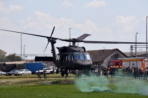 FOTO Pogledajte vježbe HV-a i policije u Okučanima: Borbe, eksplozija i skok padobranom!