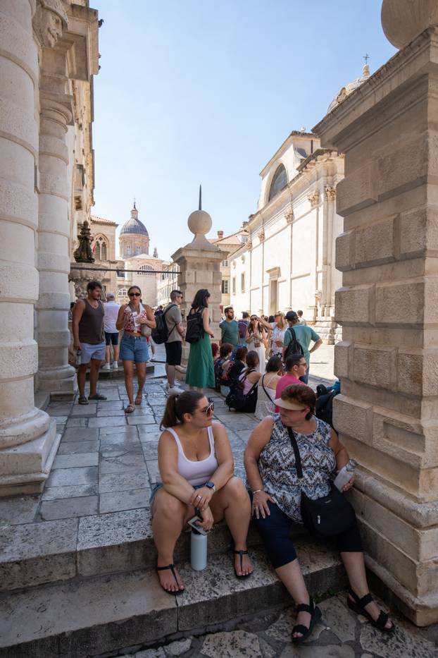Dubrovnik pun turista unatoč toplinskom valu