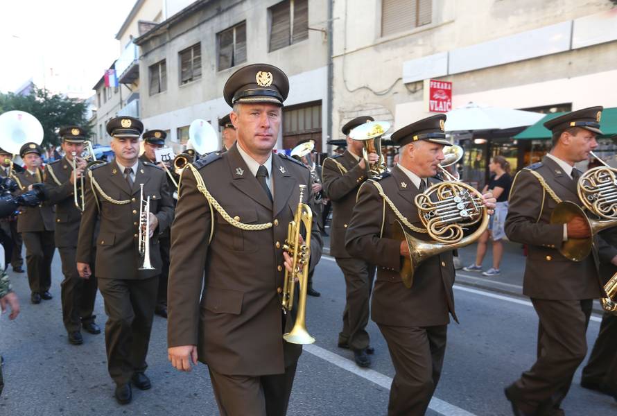 Proslava u Kninu:  Blokirali ulicu i pjevali ustaške pjesme