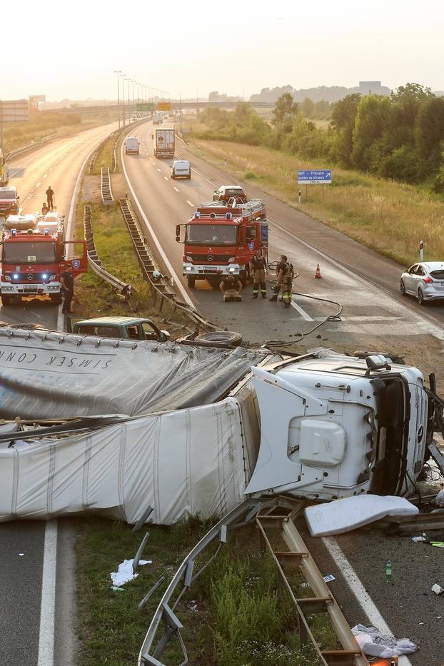 Kamion se prevrnuo na autocesti kod Rugvice, promet prekinut u oba smjera