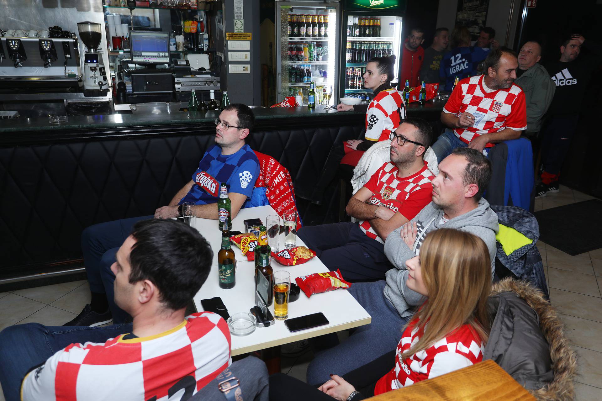Karlovac: Navijači utakmicu između Hrvatske i Argentine prate u kafićima