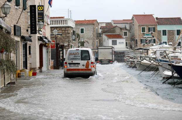 Vodice: Otežan promet uz more zbog jakog juga i valova 