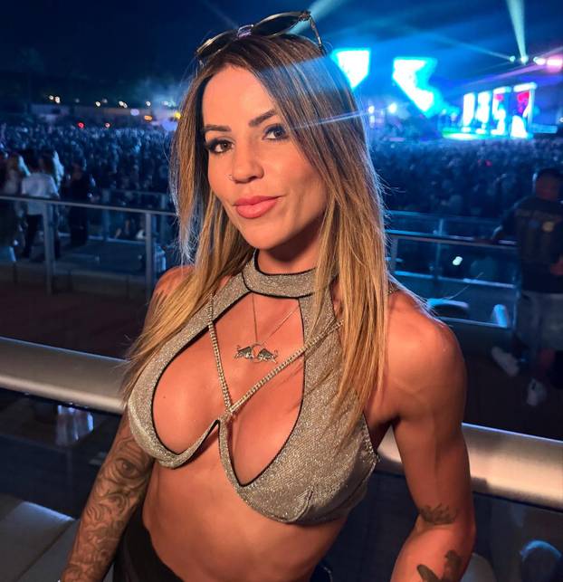 Fatalna Brazilka besplatno časti fanove intimnim fotografijama