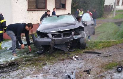 Pijan (22) se autom zabio u kuću, prevezli su ga u bolnicu