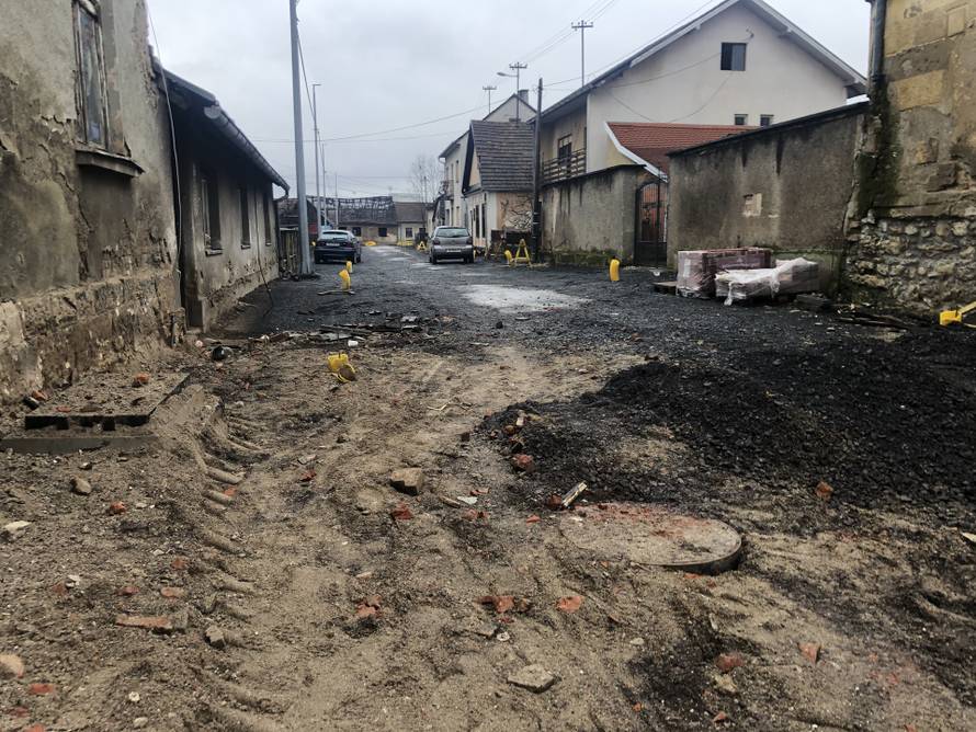 Dobar posao u Glini: Prvi radovi plaćeni prije tri godine, a ulice su još uvijek veliko gradilište...