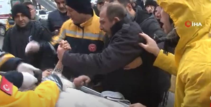 Malena Ayse (5) sedam je sati čekala da je izvuku: Nije puštala očevu ruku kad su je spasili