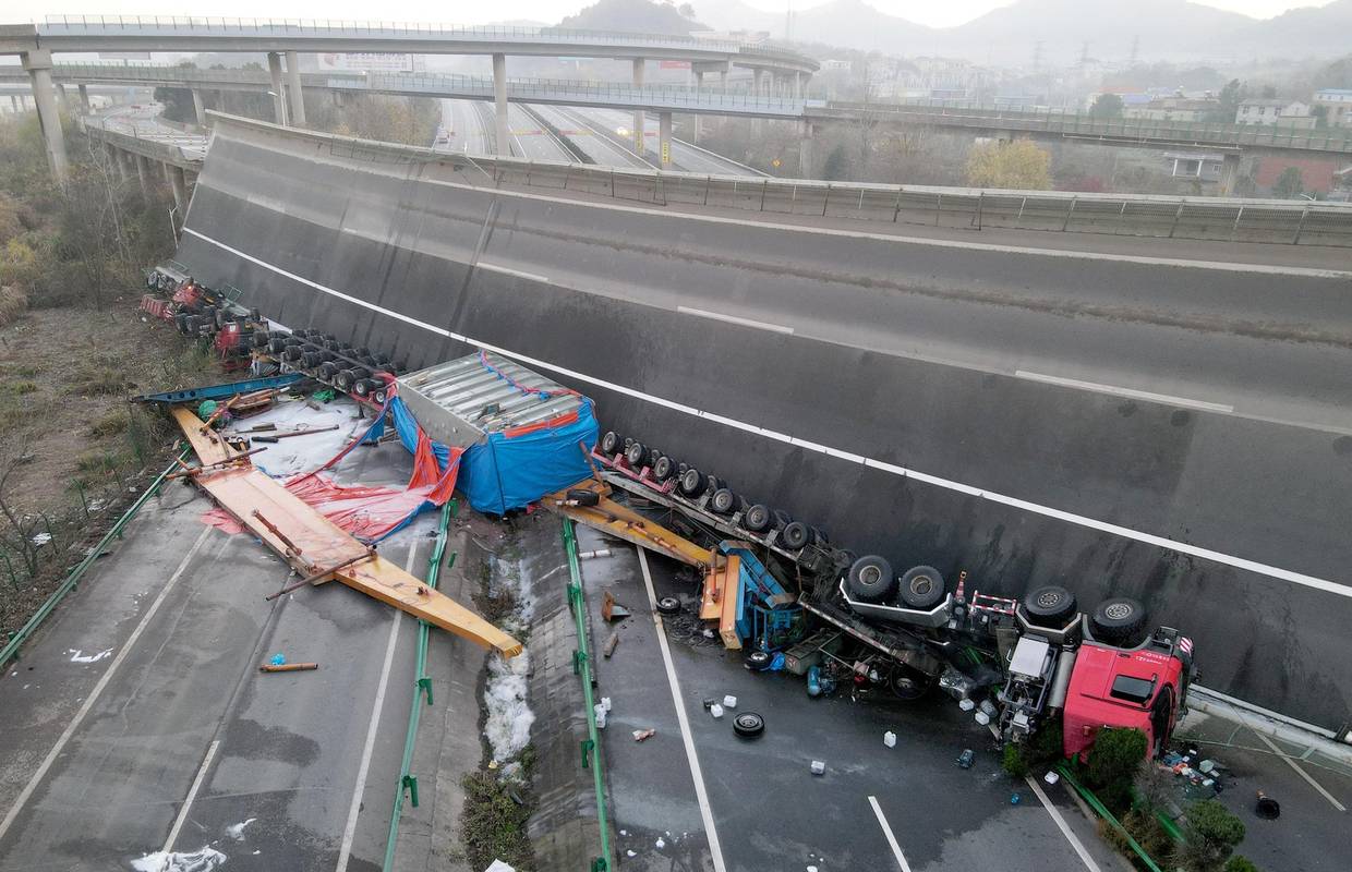 Četvero mrtvih u Kini: Srušio se nadvožnjak, tri kamiona pala na cestu ispod i zgnječili auto