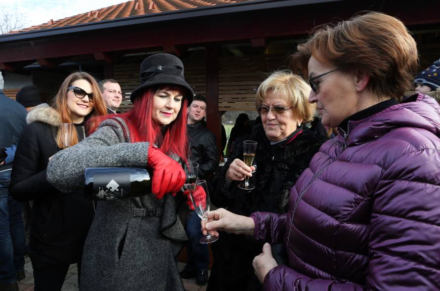 Doček u party avionu: Uz ples i vatromet  'uletjeli' su u Novu...