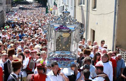 Gužve na prilazima svetištima: Kolone u Sinju, Aljmašu, Rijeci