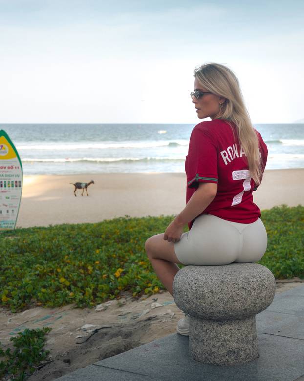 FOTO Ova 'crvena vražica' mami poglede i drugih navijača. Ili je u dresu, ili se fotka u bikiniju...