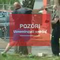 Strašna snimka iz Karlovca: Jedan mu razbio glavu bocom, drugi ga je mlatio šipkama!