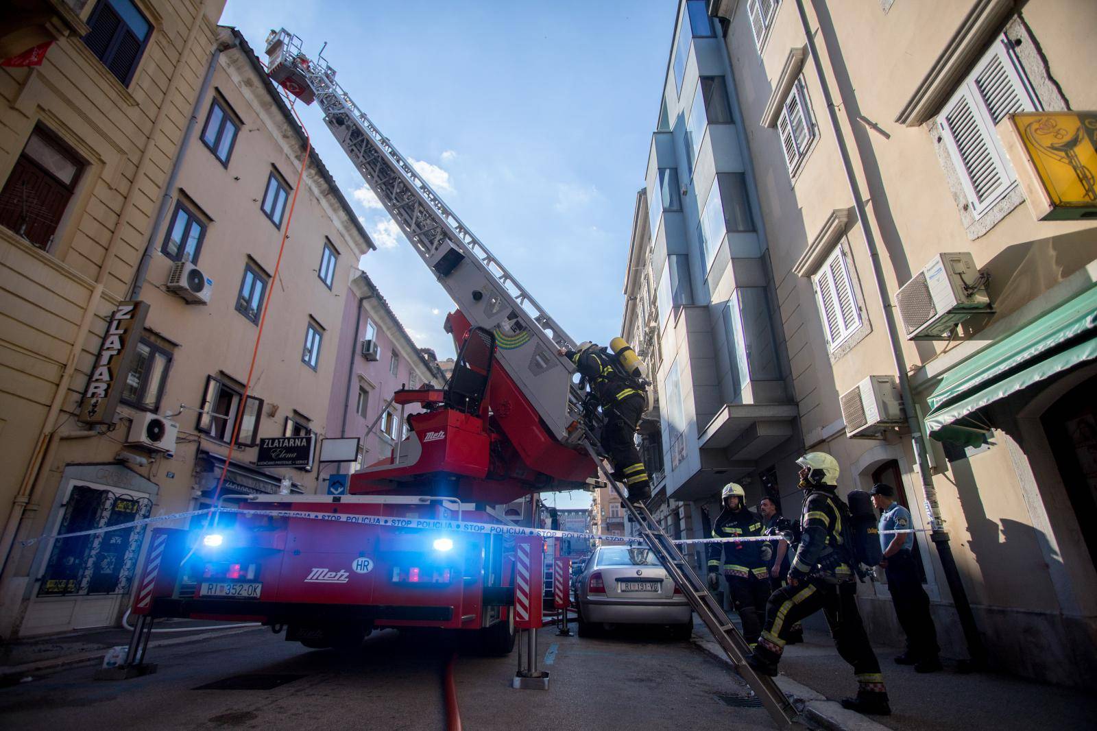 Rijeka: POžar na krovištu zgrade u centru grada