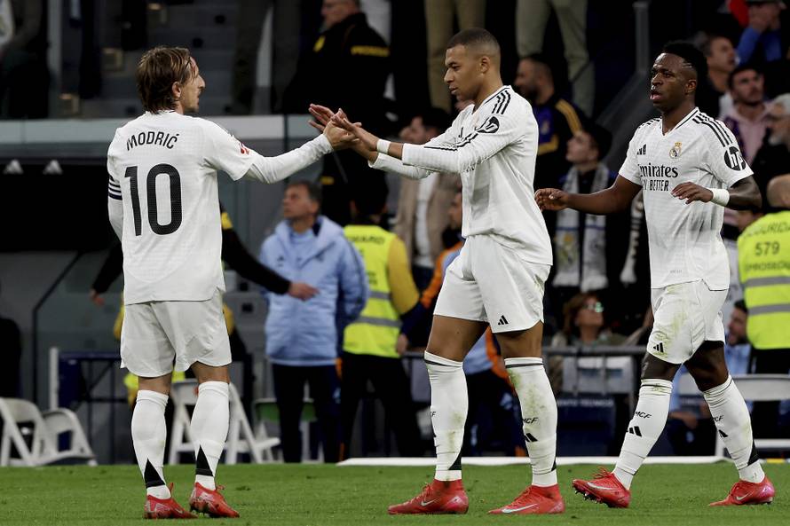 Real Madrid beats Girona 2-0 goals Modric and Vinicius