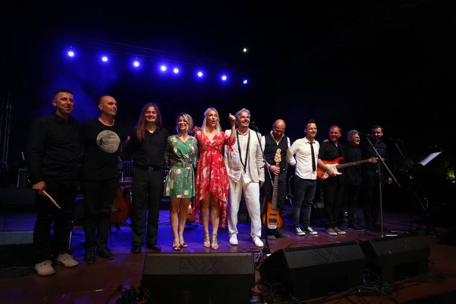 Radolfija raznježila unuka Ema (6): Donijela mu buket na binu