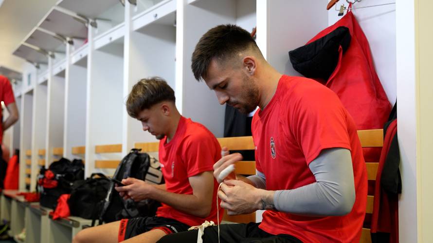 Bili smo s igračima Kurilovca na utakmici s Dinamom: Donosimo govor trenera i detalje iza scene