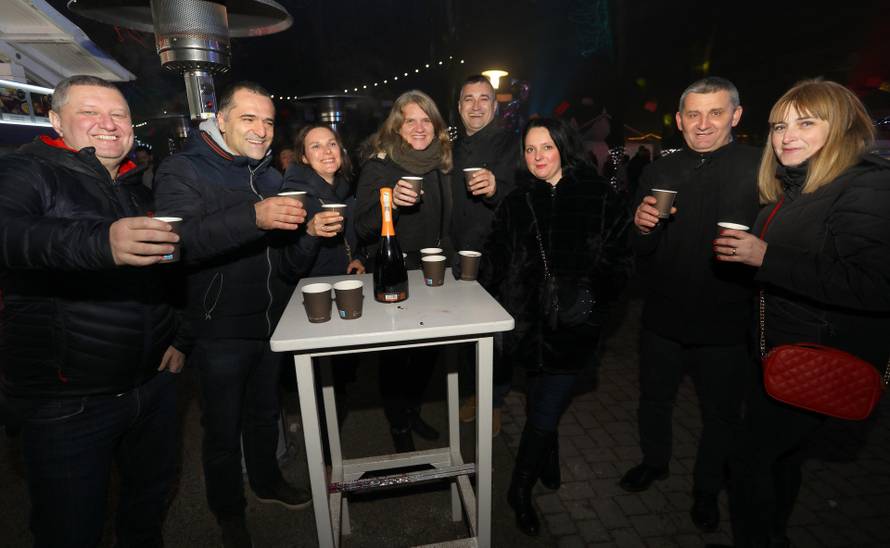 Karlovčani na Promenadi uz vatromet dočekali Novu 2022. godinu