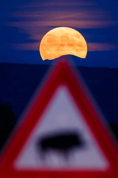 FOTO Veličanstveni Supermjesec obasjao nebo nad Hrvatskom: Pogledajte spektakularne fotke