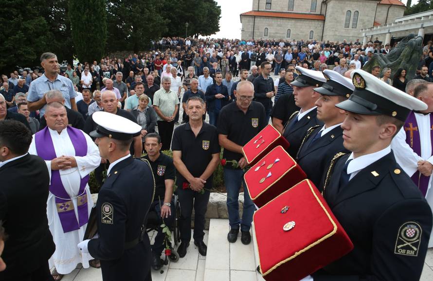 Imotska krajina oprostila se od svoga komodora Ivice Tolića