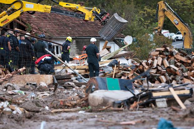 Najmanje 21 osoba izgubila je život u poplavama u BiH, započela potraga za nestalima